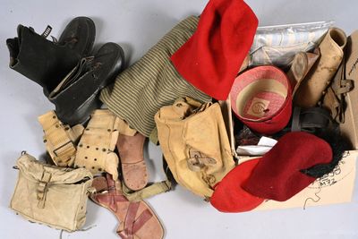 de nombreuses paires de chaussures, des chapeaux, des gants et d'autres objets éparpillés par terre