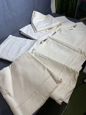 une pile de serviettes pliées posée sur une chaise devant une fenêtre