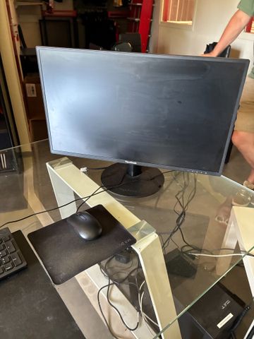 Configuration informatique avec trois écrans plats, imprimante HP