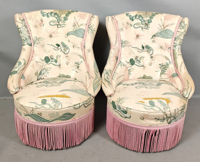 une paire de chaises roses et blanches ornées de franges