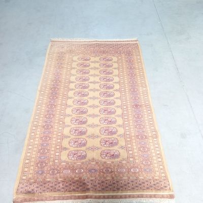 un tapis posé à même le sol, sur le sol en béton
