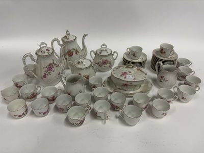 de nombreux types de tasses et soucoupes pour le thé et le café