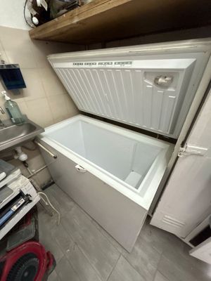 un petit réfrigérateur blanc dans une petite pièce