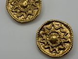 deux pièces d'or, dont l'une représente un soleil et l'autre une fleur