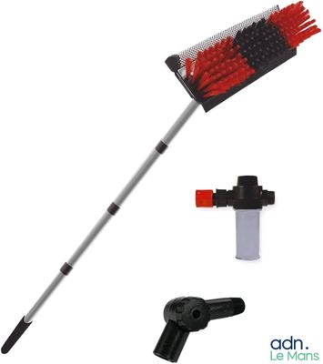 une brosse de nettoyage rouge et noire et un tuyau noir et blanc