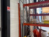 une photo d'un entrepôt contenant de nombreuses étagères