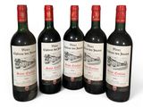 six bouteilles de vin sont alignées sur une surface blanche