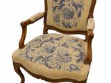 une image représentant une chaise ornée d'un motif floral bleu et blanc