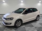la volkswagen polo blanche est garée sur un carrelage à carreaux