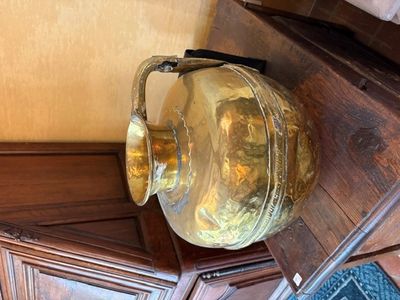 une théière en verre posée sur une table en bois