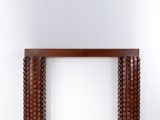 une photo d'une table en bois avec un mur blanc en arrière-plan