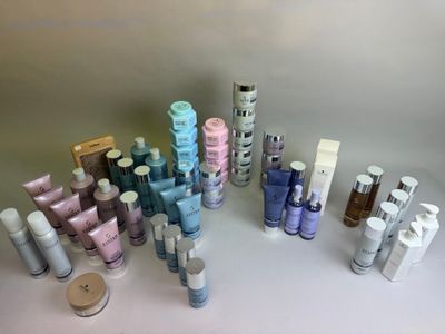 de nombreux types de produits de soins de la peau sur la table