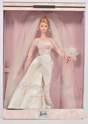 La poupée Barbie « Mariage » est présentée dans une boîte avec un voile et un voile
