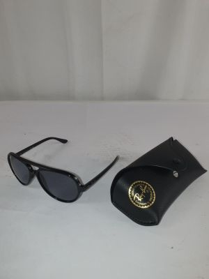 une paire de lunettes de soleil posée sur une table, à côté d'un étui noir