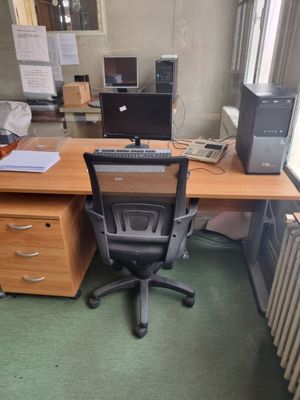 un bureau avec une chaise et un ordinateur dessus