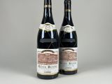deux bouteilles de vin posées l'une à côté de l'autre sur une table