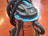 un aspirateur posé sur le sol de la pièce