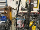 deux machines qui sont garées dans un garage