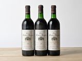 trois bouteilles de vin posées sur une table en bois