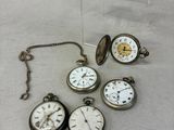 tout un tas de montres de poche posées sur une table