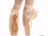 un gros plan sur les pieds d'une personne chaussée de chaussons de danse classique