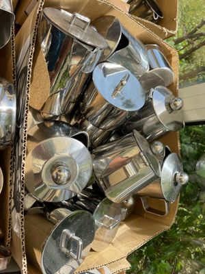 une boîte en carton remplie d'ustensiles et de casseroles en argent