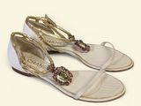 sandales Chanel en cuir blanc ornées de cristaux