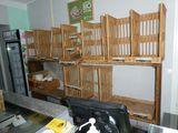une pièce avec plusieurs cages accrochées au mur