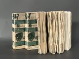 un vieux livre à la couverture verte posé sur une table