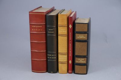 plusieurs livres sont alignés sur une surface blanche