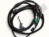 un gros plan d'un tuyau raccordé à une pompe à essence, sur une surface blanche