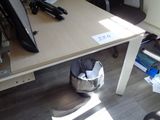 un bureau sur lequel se trouvent une chaise et un écran d'ordinateur