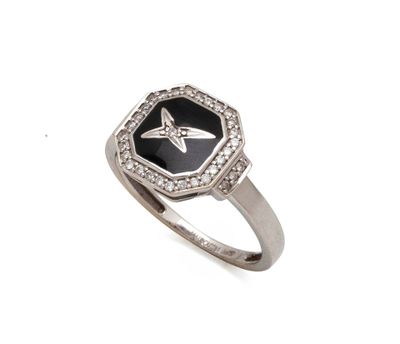 un gros plan d'une bague ornée d'une étoile