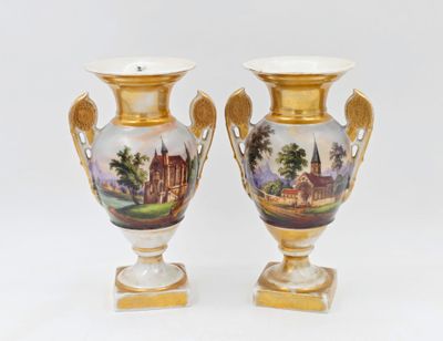 deux vases sur lesquels est peinte l'image d'une église