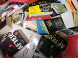 une pile de livres et des étagères dans un carton