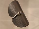 bague en argent sterling sertie de saphirs bleus, présentée sur un support en cuir noir