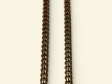 gros plan d'un collier sur une surface blanche
