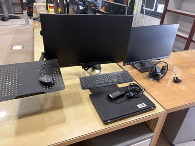 deux écrans d'ordinateur et un clavier sur un bureau