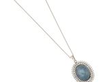 un collier en or blanc orné d'une pierre bleue et de diamants