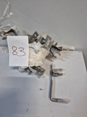 Lot de 15 suspentes et clips métalliques pour plafond,en bon…