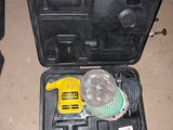 une trousse à outils posée par terre à côté d'un ordinateur portable