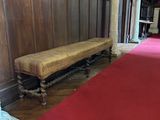 un long tapis rouge posé au sol dans une pièce
