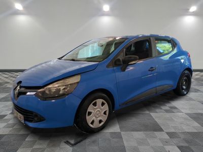 une voiture bleue est garée dans une pièce au sol à carreaux