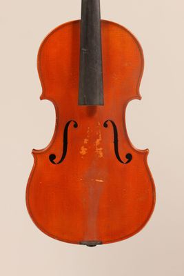gros plan d'un violon avec un archet sur fond blanc