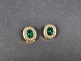 une paire de boucles d'oreilles en émeraude et diamant
