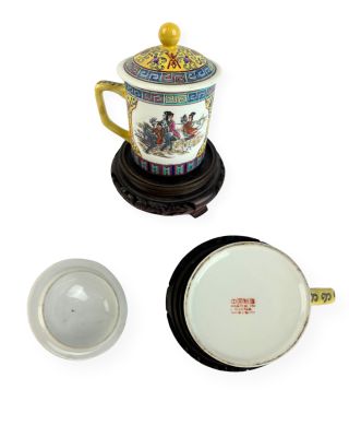 une théière et une tasse posées sur une table