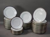 plusieurs assiettes empilées sur une table