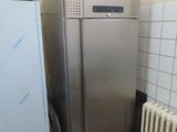 une photo d'une cuisine avec un réfrigérateur et un radiateur