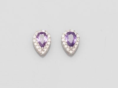 une paire de boucles d'oreilles en améthorate et diamants