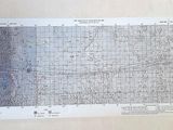 une photo en noir et blanc d'une feuille de papier posée sur une table